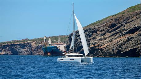 Zuerst dachten wir, es kommt uns ein Frachter entgegen. Etwas später realisierten wir, dass es sich um ein gestrandetes Wrack handelte.